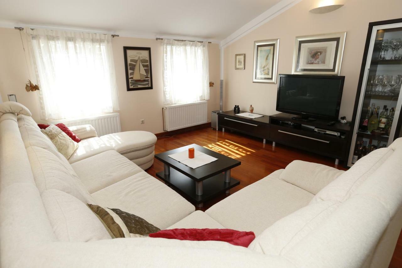 Apartment Bojan With Terrace And Sea View Башка Екстер'єр фото