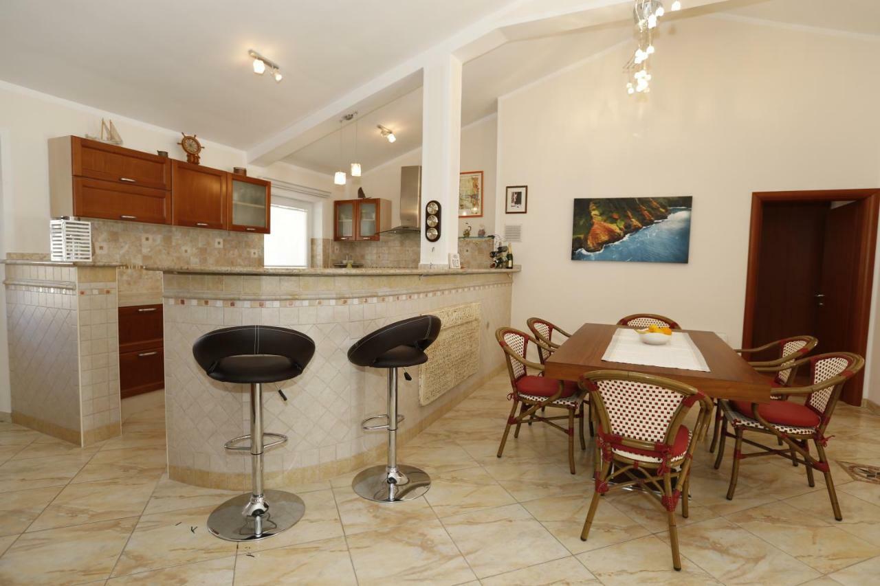 Apartment Bojan With Terrace And Sea View Башка Екстер'єр фото