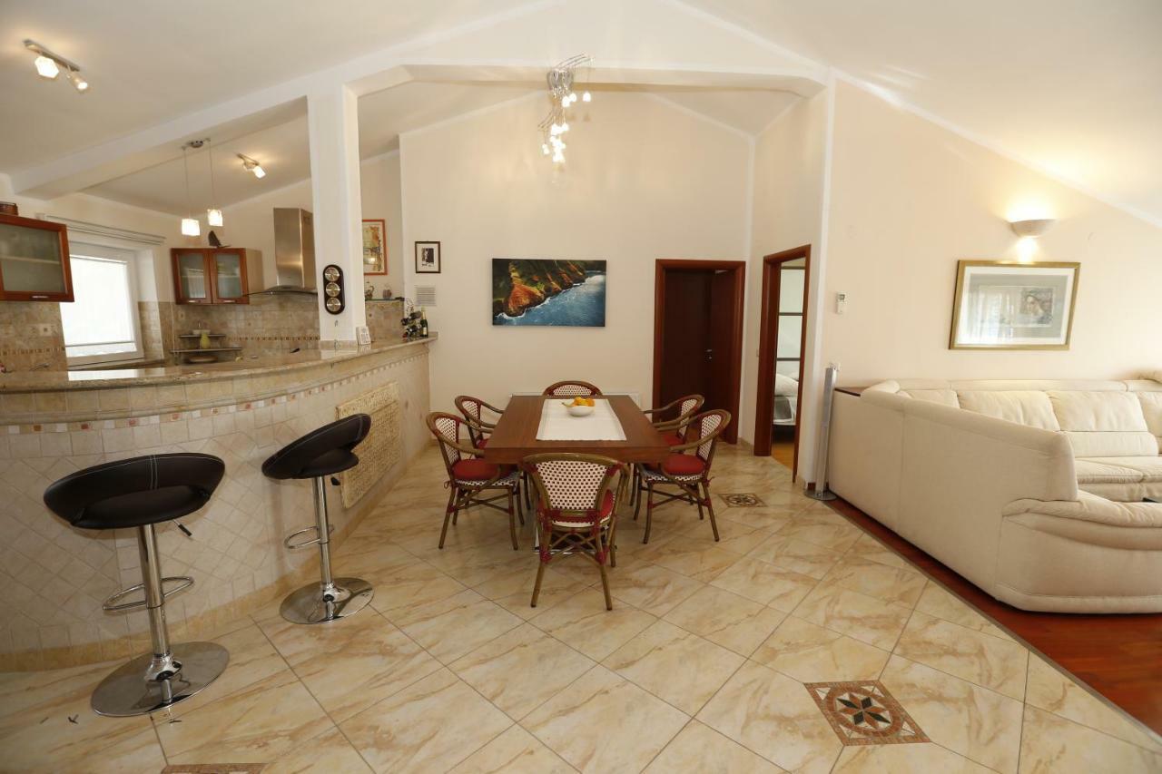 Apartment Bojan With Terrace And Sea View Башка Екстер'єр фото